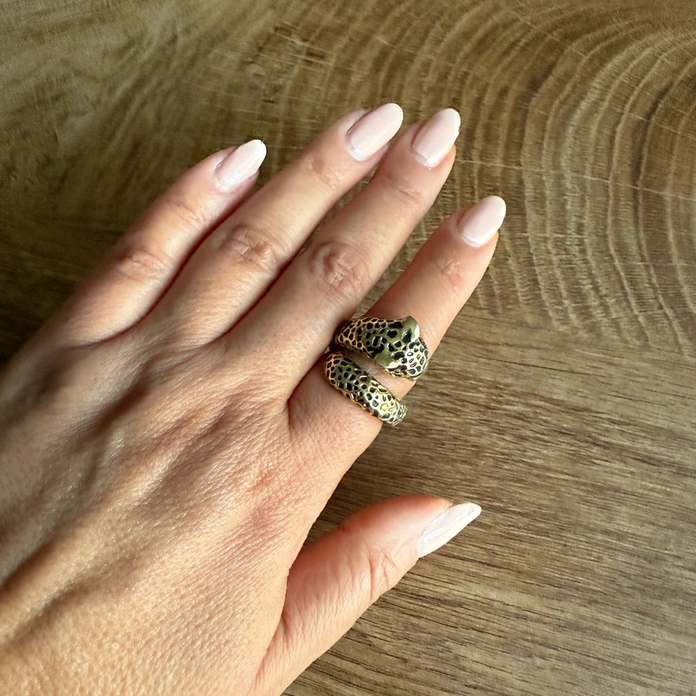 Elegant Gold and Black Leopard Ring